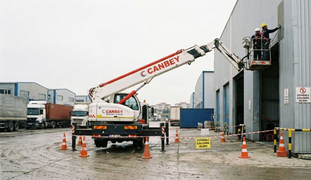Çatalca’da sepetli vinç ile dış cephe bakım çalışması